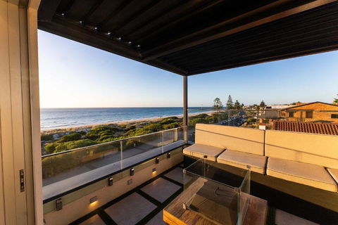 Ocean View Villa With Pool Spa & Cinema - Accommodation Brisbane 3