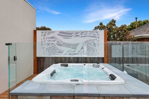 OG Spa Retreat- 3 Bedroom, Spa, Central, Aircon - Accommodation Brisbane 0