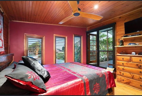 ONE OF A KIND Vacation Rental- Berkeley Vale - Accommodation Brisbane 1