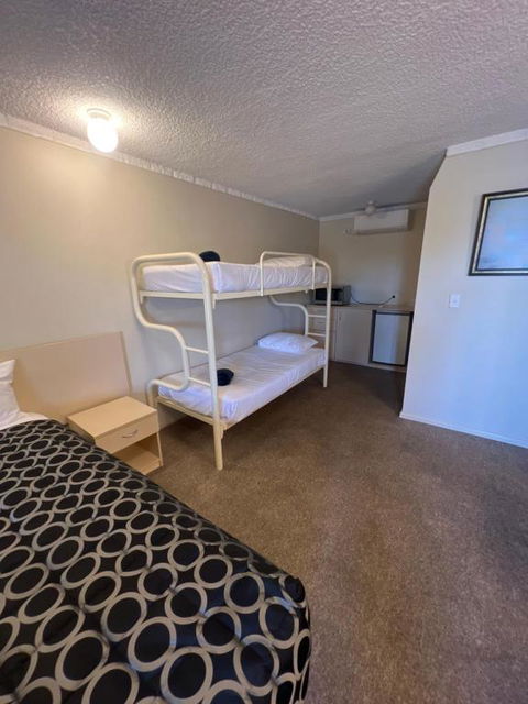OVERLANDER MOTOR LODGE - Accommodation Brisbane 3