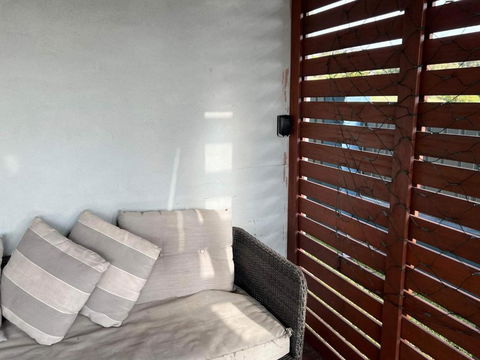 One Bedroom CBD Unit, Walk To Beaches & Cafes - Accommodation Brisbane 3