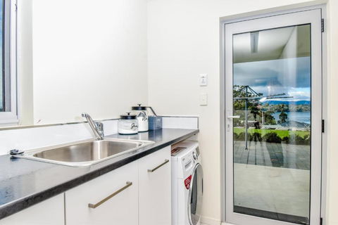 Paradise Point - Entire Home In Clarence Point, Tasmania Australia, 10 Guests 7 Bedrooms 7 Beds 3 Baths - Accommodation Brisbane 3