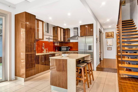 Parish Court - A Unique Contemporary Conversion - Accommodation Brisbane 2