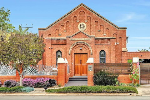 Parish Court - A Unique Contemporary Conversion - Accommodation Brisbane 1