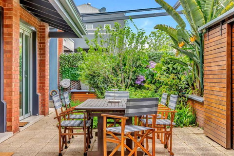 Parish Court - A Unique Contemporary Conversion - Accommodation Brisbane 0