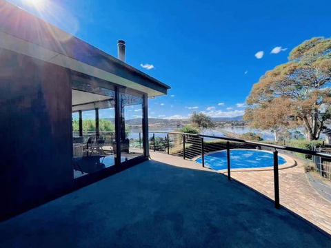 Peaceful House With Great Ocean & Mountain View - Accommodation Brisbane 1