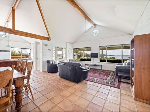 Pelicans View A Riverside Retreat - Accommodation Brisbane 2