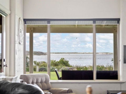 Pelicans View A Riverside Retreat - Accommodation Brisbane 3