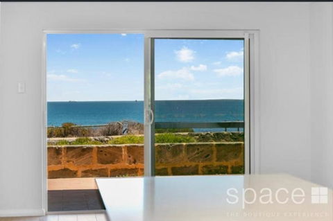 Perfect Oceanfront Cottesloe Apartment - Accommodation Brisbane 2