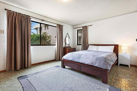 PET FRIENDLY & Super Central Retro Beach Pad! - Accommodation Brisbane 0