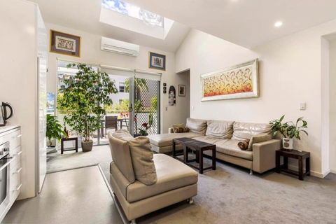 Poolside Apartment Opposite Redfern Park - Accommodation Brisbane 3