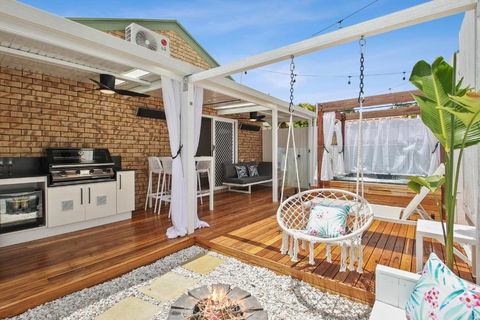 Private Outdoor Spa, Fire Pit - THE RETREAT COOLUM BEACH - Accommodation Brisbane 2