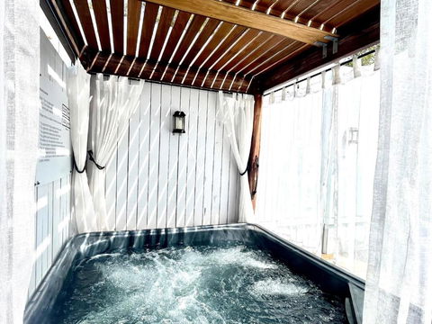 Private Outdoor Spa, Fire Pit - THE RETREAT COOLUM BEACH - Accommodation Brisbane 3