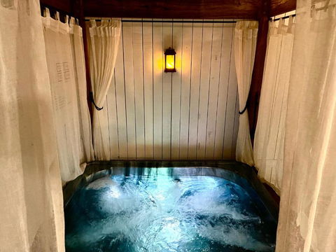 Private Outdoor Spa, Fire Pit - THE RETREAT COOLUM BEACH - Accommodation Brisbane 0