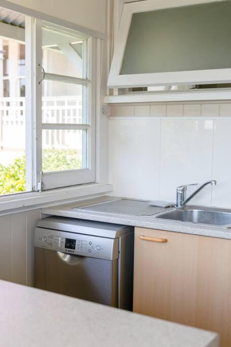 Quaint & Cosy 1 Bedroom Apartment In Queenslander. - Accommodation Brisbane 2