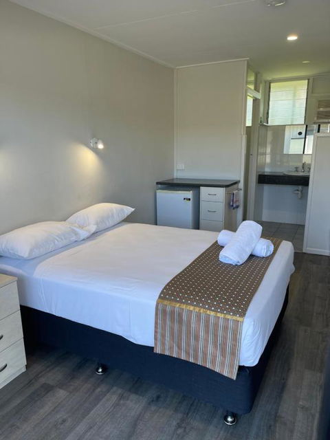 Queens Beach Hotel - Accommodation Brisbane 0