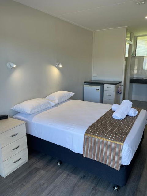 Queens Beach Hotel - Accommodation Brisbane 3