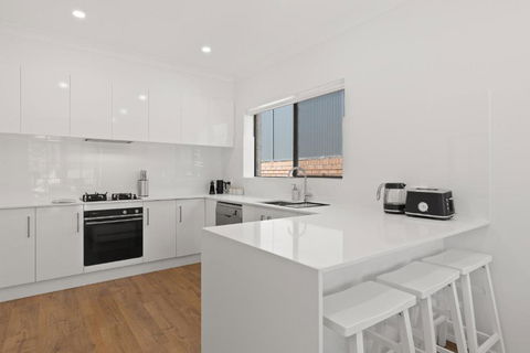 Quiet 2-Bed Retreat With Private Courtyard - Accommodation Brisbane 1