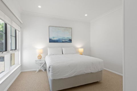 Quiet 2-Bed Retreat With Private Courtyard - Accommodation Brisbane 2