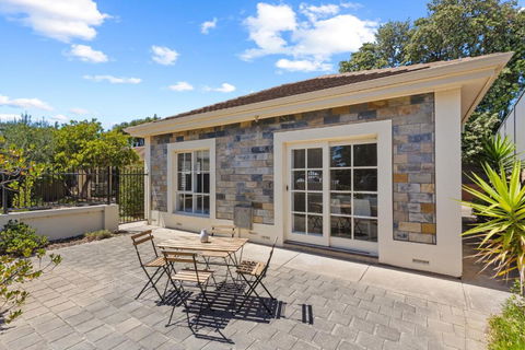 Quiet 2-Bed Retreat With Private Courtyard - Accommodation Brisbane 3