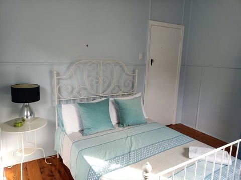 Quiet Private Central Cozy 3bdrm FREE Parking - Accommodation Brisbane 2