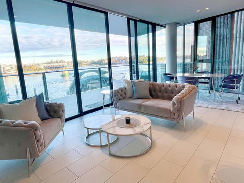 RARE Luxury Waterfront Living - Accommodation Brisbane 0