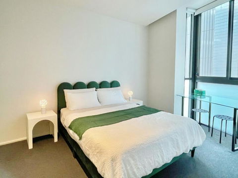 RARE Luxury Waterfront Living - Accommodation Brisbane 2