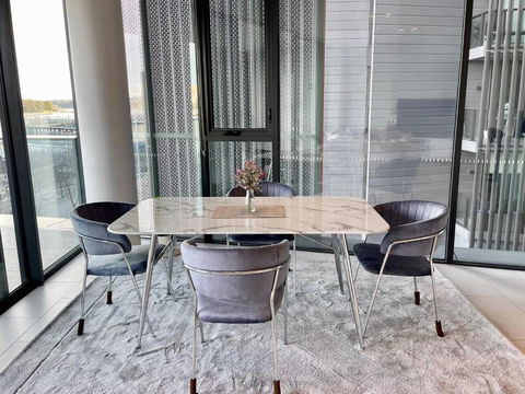 RARE Luxury Waterfront Living - Accommodation Brisbane 3