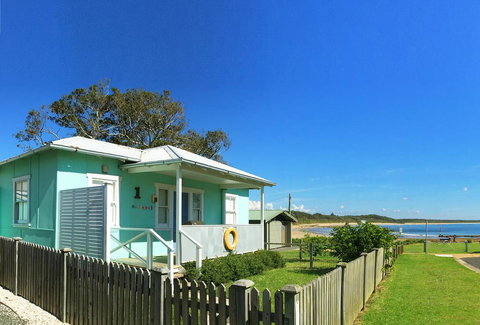 Aurora Beachfront Cottage - Accommodation Brisbane 0
