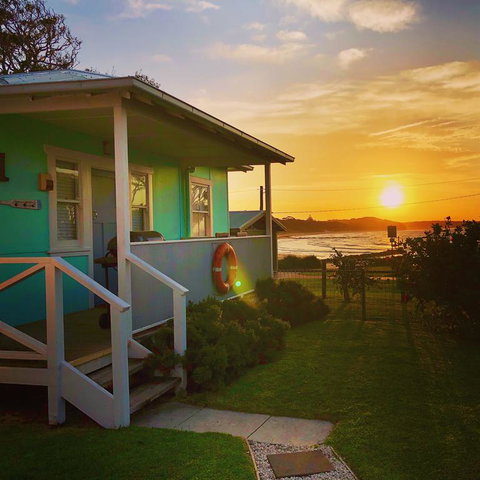 Aurora Beachfront Cottage - Accommodation Brisbane 3