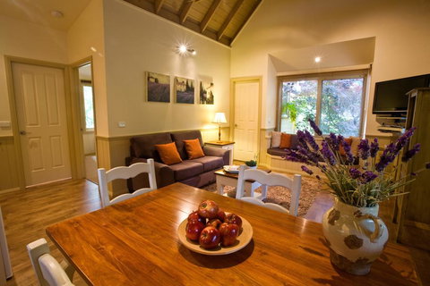 Autumn Abode Cottages - Accommodation Brisbane 0
