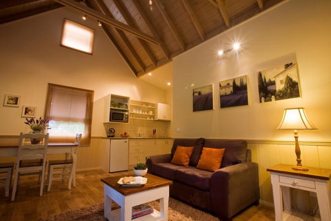 Autumn Abode Cottages - Accommodation Brisbane 2