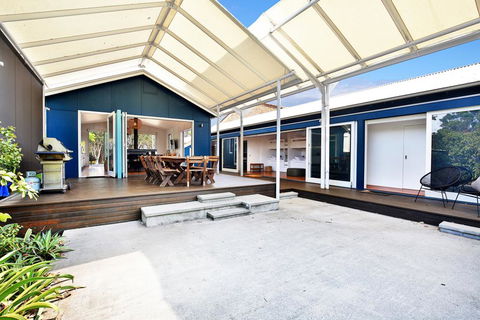 Ayana Beach House - Pet Friendly - Opposite Beach - Accommodation Brisbane 2