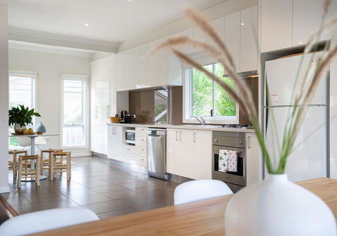 Azure Beach Retreat - Spa Luxury - Accommodation Brisbane 1