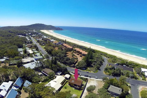 BARRELS AT BOOMERANG - Accommodation Brisbane 0
