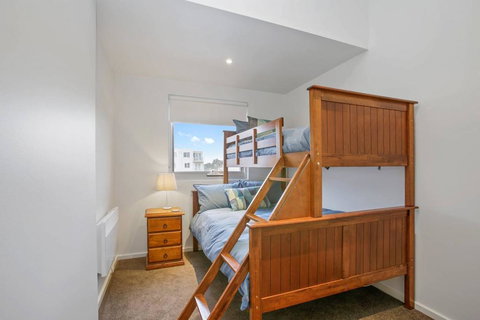 BAY VUE - Top Floor Apartment, Amazing Views! - Accommodation Brisbane 1
