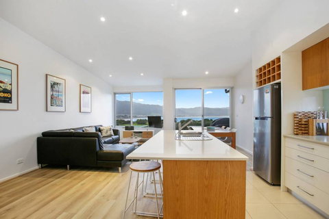 BAY VUE - Top Floor Apartment, Amazing Views! - Accommodation Brisbane 3
