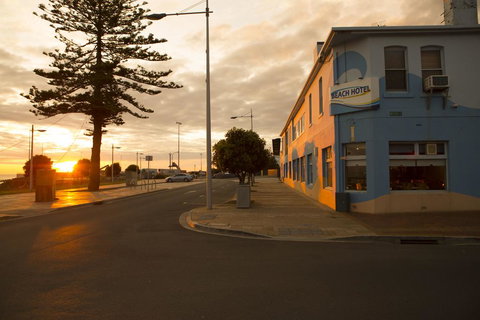 Beach Hotel - Accommodation Brisbane 0