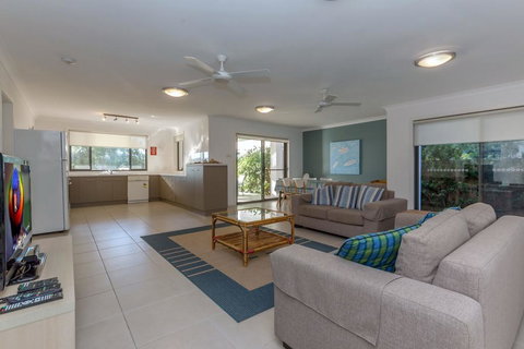 Beach House, Pacific Road, 1/20 - Accommodation Brisbane 2