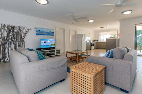 Beach House, Pacific Road, 1/20 - Accommodation Brisbane 1