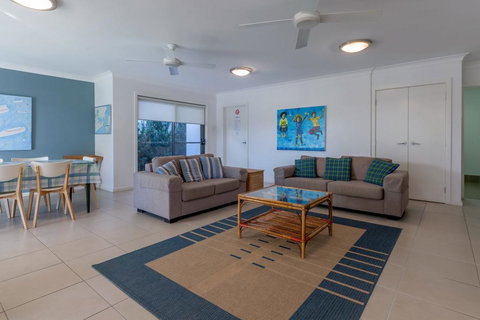 Beach House, Pacific Road, 1/20 - Accommodation Brisbane 3
