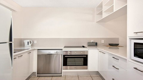 Beachcomber Unit 4,- Beachside Unit - - Accommodation Brisbane 2