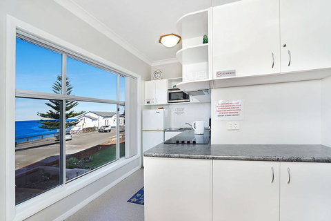Beachcomer, Unit 1 - The Entrance, NSW - Accommodation Brisbane 2