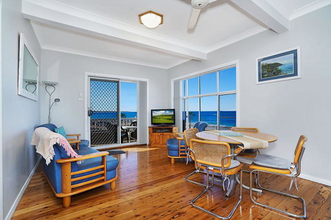 Beachcomer, Unit 1 - The Entrance, NSW - Accommodation Brisbane 1