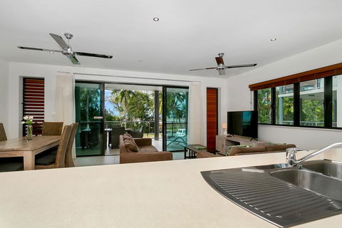 Beachfront Apartment With Ocean Views (4) - Accommodation Brisbane 3