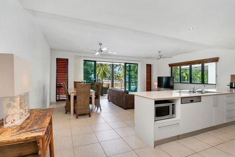 Beachfront Apartment With Ocean Views (4) - Accommodation Brisbane 2