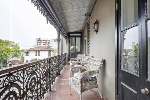 Refined Paddington Corner Terrace With Parking - Accommodation Brisbane 3
