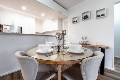 Relax In 2B2B Chateau Near UQ With Parking+Balcony - Accommodation Brisbane 0