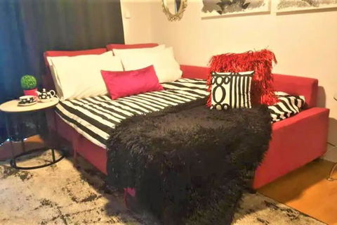 Retro Chic Vibes, Tropical Pool & Prime Location - Accommodation Brisbane 1