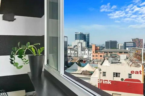 Retro Chic Vibes, Tropical Pool & Prime Location - Accommodation Brisbane 2